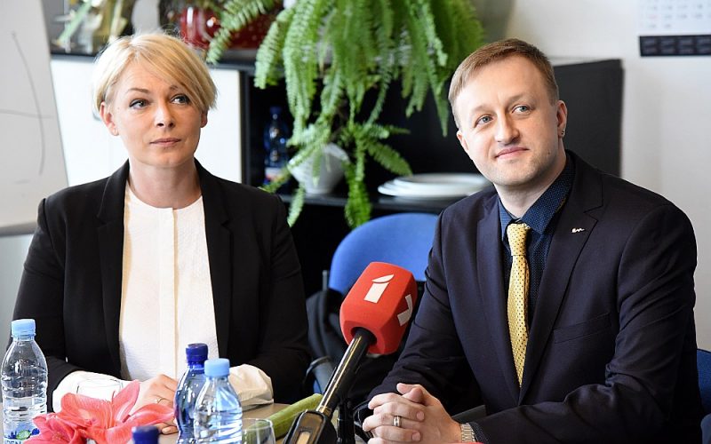 Latvijas Televīzijas valdes (LTV) locekle digitālās attīstības un satura jautājumos Eva Juhņēviča un jaunieceltais LTV valdes priekšsēdētājs Einārs Giels pagājušās nedēļas preses konferencē pēc Nacionālās elektronisko plašsaziņas līdzekļu padomes sēdes.