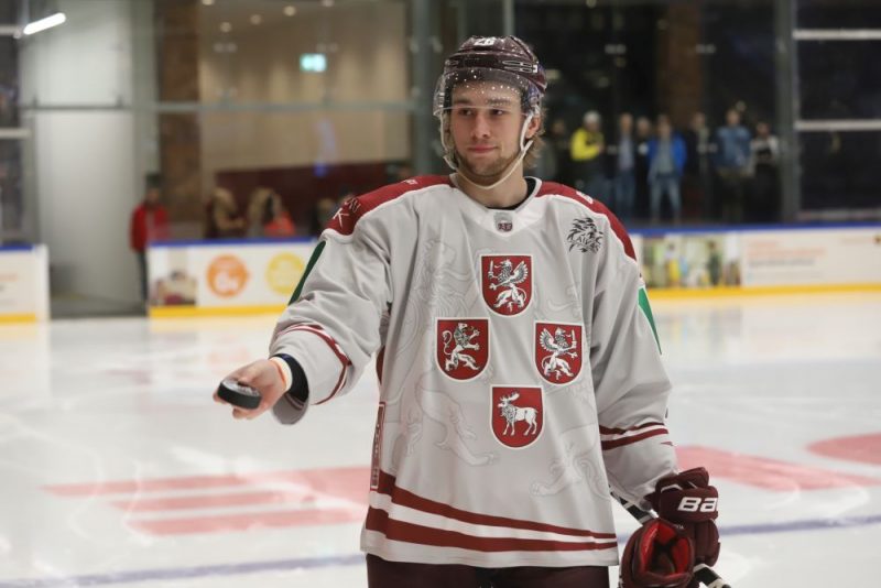 Uvis Jānis Balinskis un jaunā dizaina Latvijas hokeja izlases krekls.