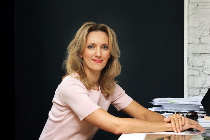 Ieva Ilvesa jau vairāk nekā divdesmit gadus ir nodarbojusies ar politikas īstenošanu, kā Ārlietu un Aizsardzības ministriju ierēdne darbojoties drošības politikas jomā, bet tagad viņa nolēmusi ķerties pie politikas veidošanas, lai kā Eiropas Parlamenta deputāte veidotu likumus, kas ietekmēs mūsu dzīvi. Šajā misijā viņai palīdzēs arī dzīvesbiedrs, bijušais Igaunijas prezidents Tomass Hendriks Ilvess.