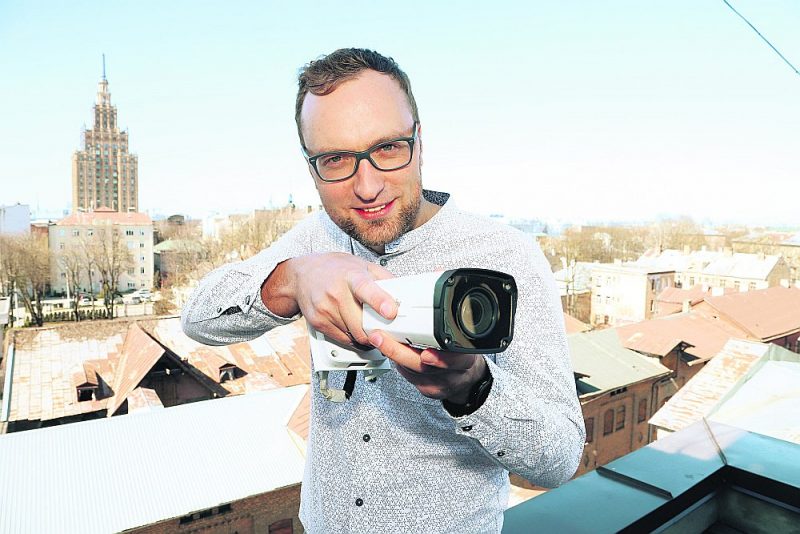 “Kleintech Services” valdes loceklis Kaspars Egliņš: “Mēs nepaspējām ne attapties, kad pēc divām nedēļām Tallinas krastmalā, jaunajā pastaigu zonā pie Tallinas ostas, jau bija iekārtots stabs un atlika tikai uzstādīt mūsu iekārtas. Nevienā Latvijas pašvaldībā, nemaz nerunājot par Rīgu, nekas nenotiek tādā ātrumā.”