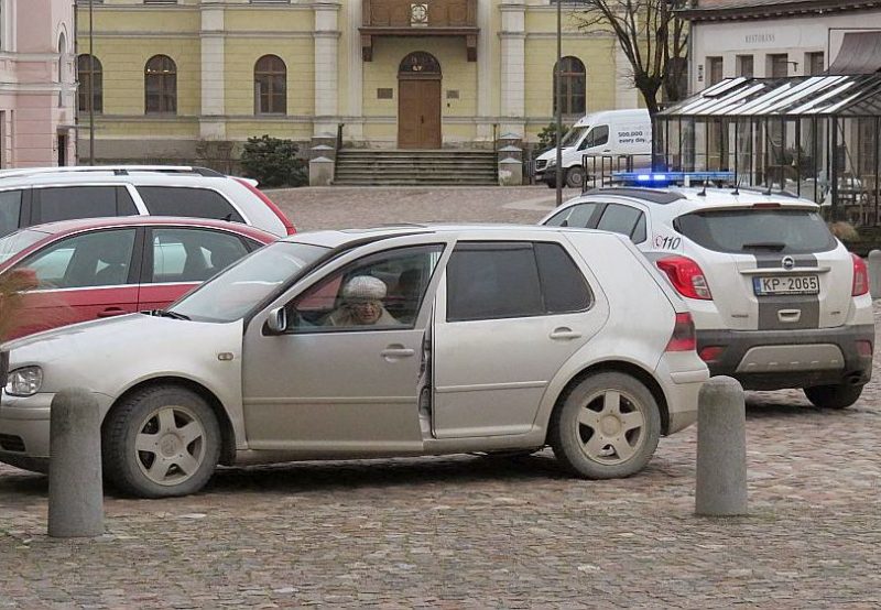 Pēc tiesas sēdes Emīlija Kolna atkal sēdās pie auto stūres, policija viņu apturēja Kuldīgas rātslaukumā.