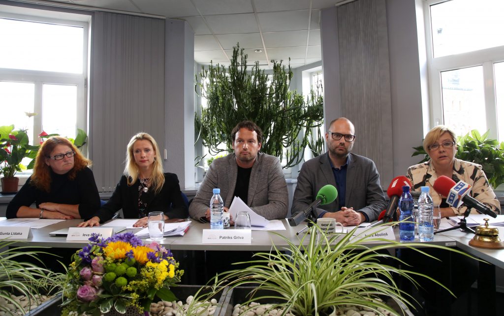 Nacionālās elektronisko plašsaziņas līdzekļu padomes (NEPLP) locekļi Gunta Līdaka (no kreisās, kas pati atkāpusies no amata), Ieva Beitika, Patriks Grīva, NEPLP priekšsēdētājas vietnieks Ivars Āboliņš un NEPLP priekšsēdētāja Dace Ķezbere