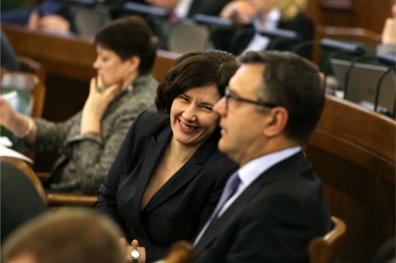 Saeimas deputāti Dana Reizniece-Ozola un Jānis Reirs 13. Saeimas ziemas sesijas pirmās sēdes laikā.