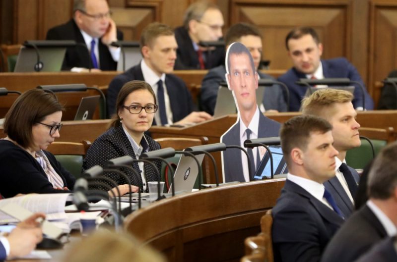 Kartona Jurašs Saeimas sēdes laikā.