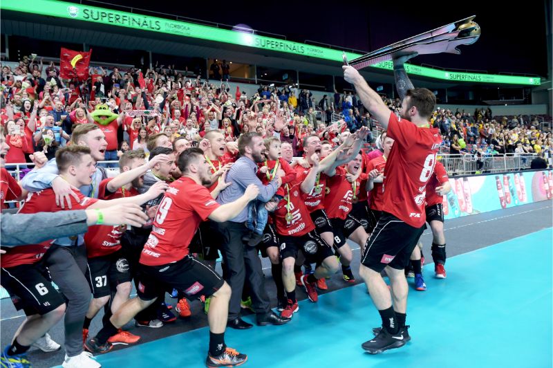 Lielvārdes florbolisti gavilē par Latvijas čempionu titulu.