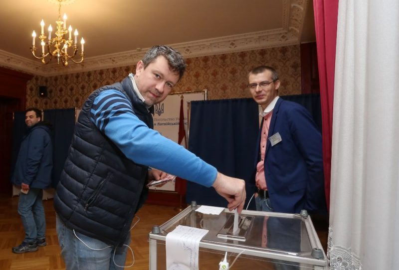 Ukrainas pilsoņi Rīgā dodas vēlēt.