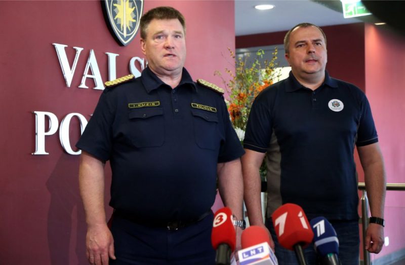 Valsts policijas priekšnieks Ints Ķuzis (no kreisās) un Būvniecības valsts kontroles biroja Kontroles departamenta direktors Māris Demme piedalās preses konferencē, kurā informē par satiksmes slēgšanu uz Augusta Deglava ielas pārvada.