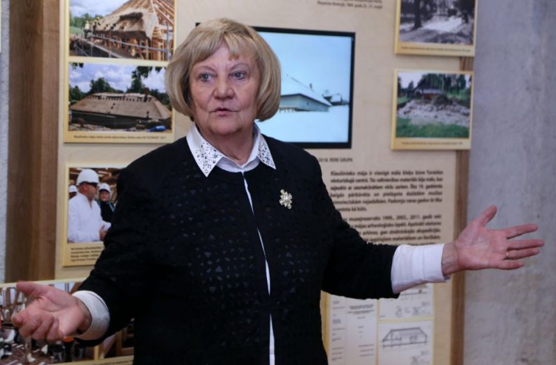 Turaidas muzejrezervāta direktore Anna Jurkāne iepazīstina ar izstādi “Ceļā uz Latvijas valsti. Klaušinieks. Saimnieks. PIlsonis”.