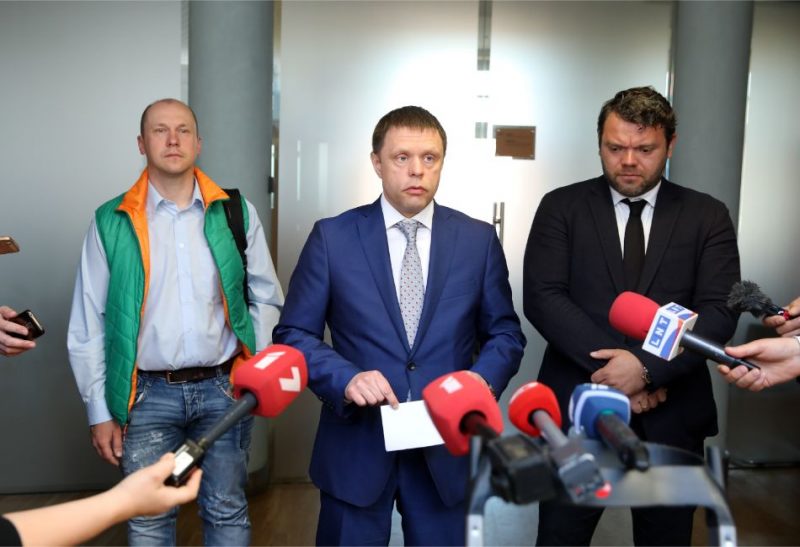 Uzņēmuma "Rīgas satiksme" valdes loceklis Jānis Meirāns, Rīgas domes priekšsēdētāja vietnieks Vadims Baraņņiks un Rīgas domes Satiksmes departamenta direktora pienākumu izpildītājs Emīls Jakrins 20. aprīlī atbild uz žurnālistu jautājumiem pēc darba sanāksmes par situāciju saistībā ar satiksmei slēgto Augusta Deglava ielas pārvadu.