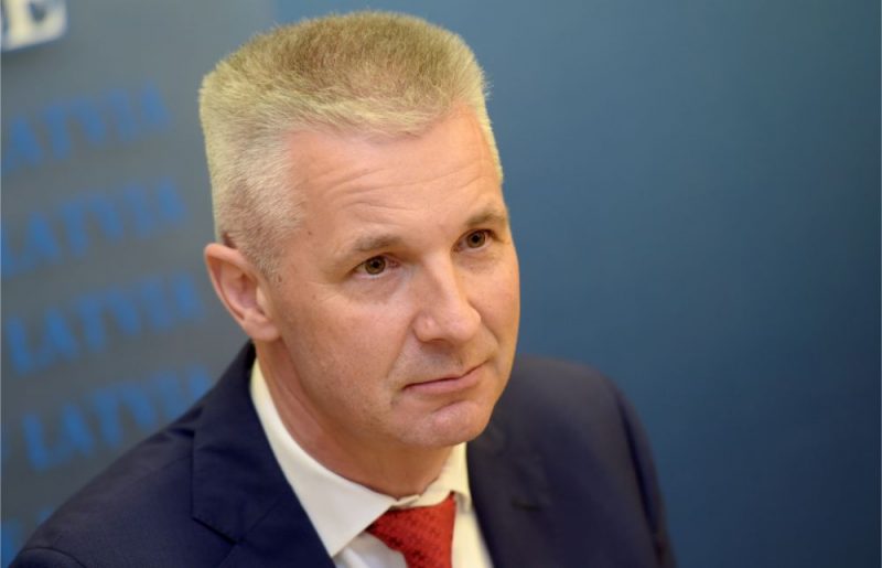 Aizsardzības ministrs Artis Pabriks piedalās preses konferencē, kurā informē par Aizsardzības ministrijas prioritātēm un iepazīstina ar visaptverošās valsts aizsardzības sistēmas ieviešanu.
