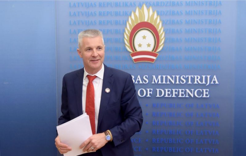 Aizsardzības ministrs Artis Pabriks piedalās preses konferencē, kurā informē par Aizsardzības ministrijas prioritātēm un iepazīstina ar visaptverošās valsts aizsardzības sistēmas ieviešanu.
