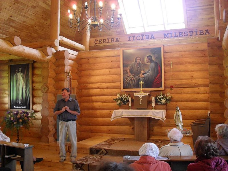 Lēdmanes katoļu baznīcas altāri rotā trīs kristiešiem būtiskākie vārdi: CERĪBA, TICĪBA, MĪLESTĪBA. Šo vārdu dziļāko jēgu apliecina arī baznīcas cēlējs guļbūvju meistars Tālis Sala.