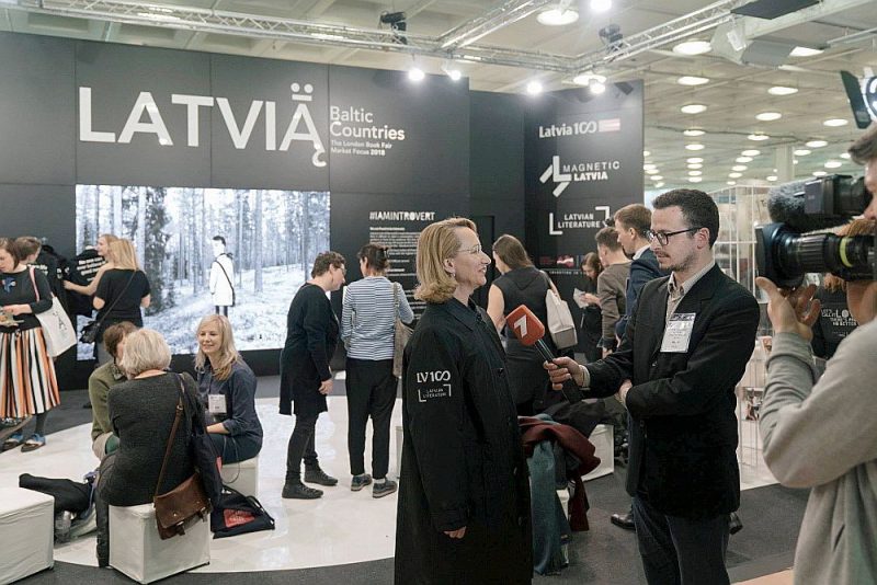 Lai nepazaudētu “Londonas izrāvienu”, būtiski, ka valsts arī turpmāk mērķtiecīgi turpinātu atbalstīt Latvijas literatūras eksportu. Attēlā: kultūras ministre Dace Melbārde (priekšplānā) šopavasar Latvijas stendā Londonas grāmatu tirgū.