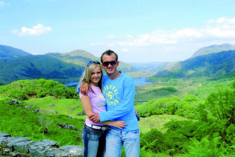 Eva un Ivars Lūši Īrijā dzīvoja nelielā pilsētiņā Tralī, kas atrodas četru stundu braucienā no Dublinas. Tur apbūrusi pasakainā daba un Atlantijas okeāns.