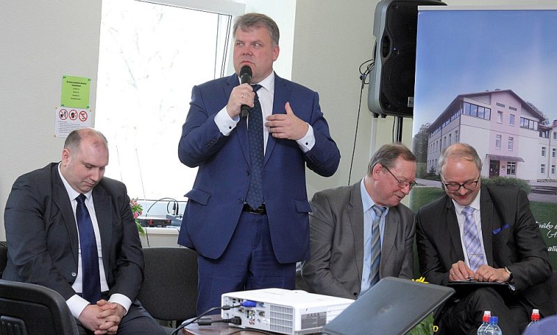 Gints Kaminskis (no kreisās), Āris Vilšķērsts un Vilnis Špats pauž savu nostāju pret administratīvi teritoriālo reformu.