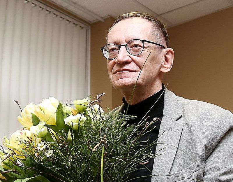 Dzejnieks Jānis Rokpelnis ar 2016. gadā iegūto Latvijas Literatūras gada balvu par mūža ieguldījumu.