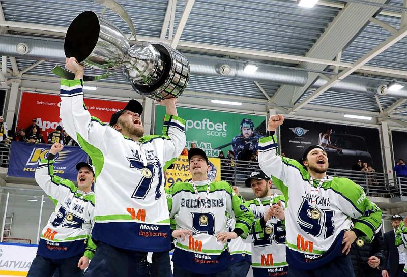 Kaspars Saulietis ar Latvijas čempionu kausu virs galvas.