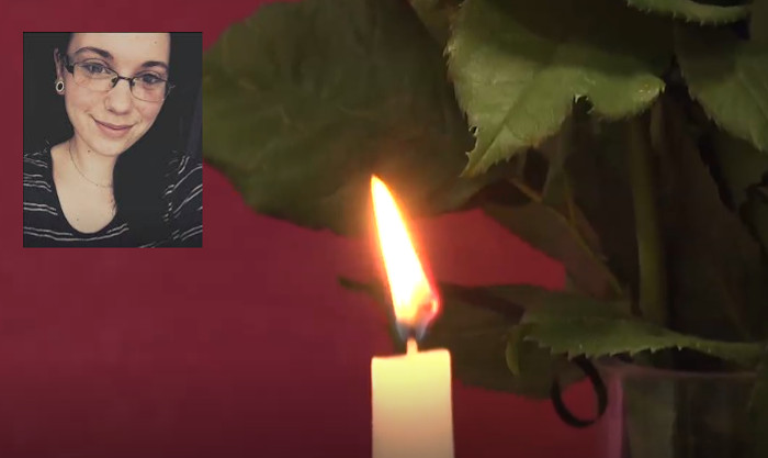 Veikaliņā “Gaisma”, kur Sindija strādāja, iedegtasvecīte un nolikti ziedi viņas piemiņai.