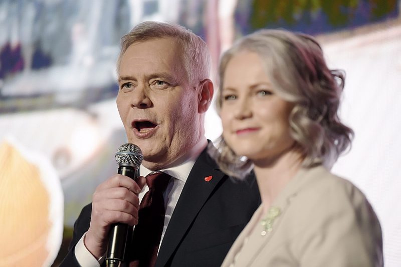 Sociāldemokrātu partijas līderis Anti Rinne ar sievu Hetu pēcvēlēšanu saietā pateicas saviem atbalstītājiem.