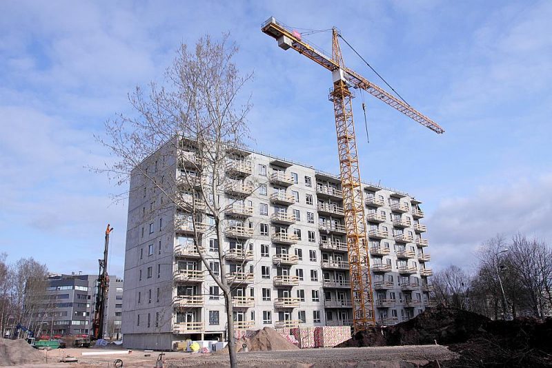 Rīgā, Purvciema mikrorajonā Stirnu ielā 38b, uzņēmums “YIT Latvija” būvē astoņu stāvu dzīvojamo namu, kurā būs 100 vienas līdz četru istabu dzīvokļi. Ēkas puspagraba stāvā tiks izvietotas stāvvietas vieglajām automašīnām. Iekšpagalmā būs vietas vēl 26 automašīnām. Ēku paredzēts nodot ekspluatācijā šī gada rudenī.