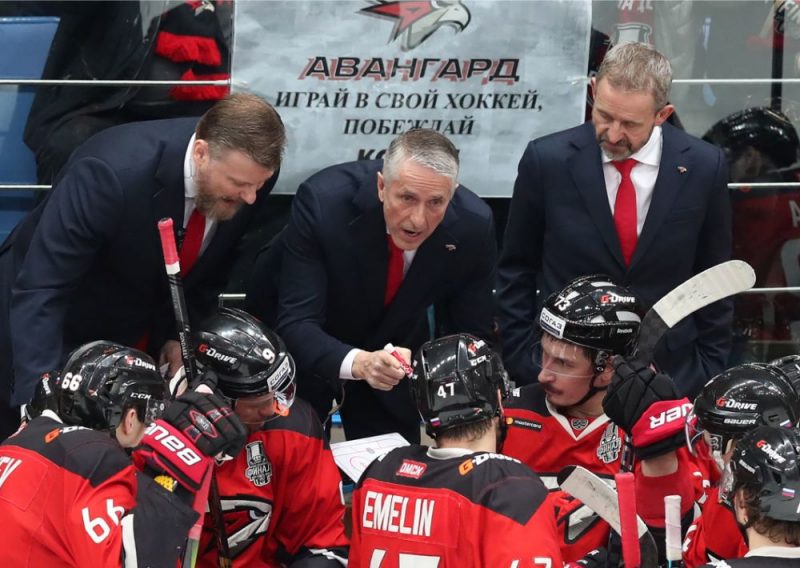 Bobs Hārtlijs (centrā) ar palīgiem dod norādījumus “Avangard” hokejistiem.