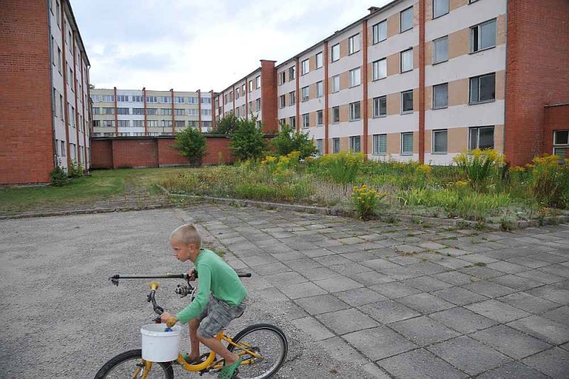 Kādreizējā Jāņmuižas lauksaimniecības skolas plašajā kompleksā mācības vairs nenotiek. Daļa nozarē strādājošo uzskata, ka darbaroku trūkums lauksaimniecībā radies arī dēļ reformām profesionālajā izglītībā.