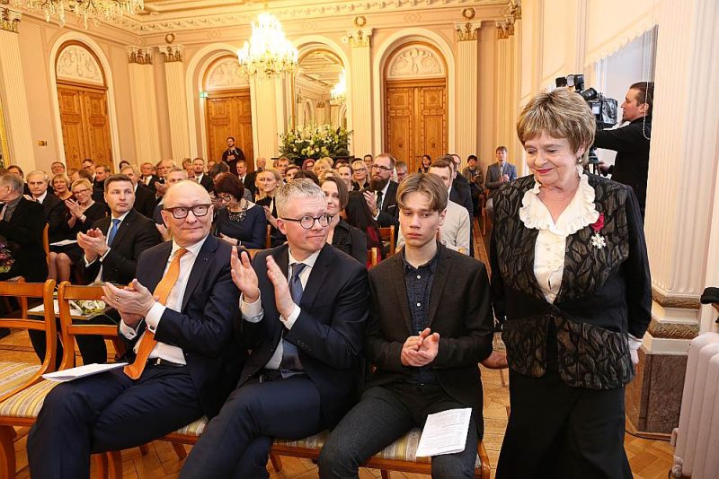 Viena no rakstnieku algu saņēmējām ir arī Latvijā pazīstamā dzejniece un rakstniece Lēlo Tungala. 2019. gadā viņai tika piešķirta arī Igaunijas valsts prēmija par mūža ieguldījumu kultūrā.