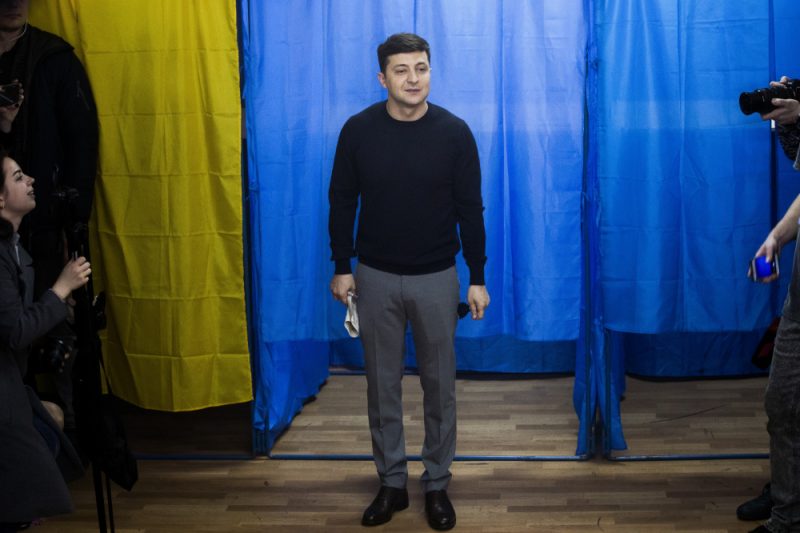 Svētdien notikušajā Ukrainas prezidenta vēlēšanu pirmajā kārtā aktieris un studijas “Kvartal 95” mākslinieciskais vadītājs Zelenskis saņēma visvairāk balsu – 30,22%, otrajā vietā atstājot Porošenko ar 15,93% balsu.