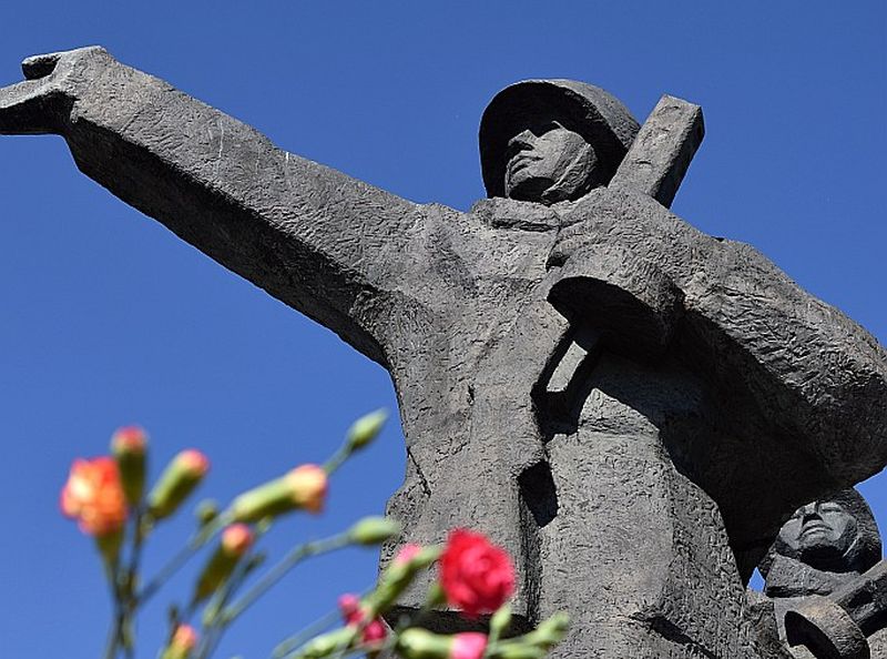 Uzvaras parkā esošais padomju piemineklis neesot pieskaitāms valsts aizsargājamiem kultūras pieminekļiem, jo neatbilst pieminekļu aizsardzības kritērijiem ne pēc mākslinieciskās, ne vēsturiskās vērtības.