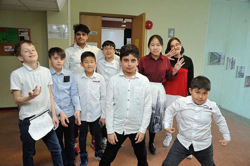 Latviešu valodas skolēni no Maķedonijas, Amerikas, Ķīnas, Korejas, Ēģiptes, Nepālas gandrīz vienbalsīgi par interesantāko latviešu valodas vārdu nosauc “mīkla!” un apgalvo, ka mācīties latviski nemaz nav tik grūti!