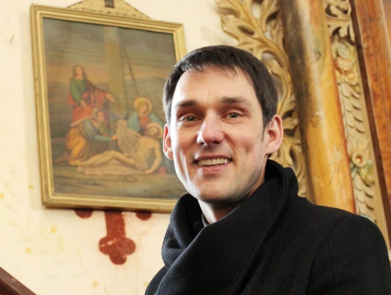 Par suitu priesteri izdaudzināto Andri Vasiļevski, kura svētajās misēs skanējušas arī tautasdziesmas, bīskaps norīkojis darbā uz citu Kurzemes pusi. Vienā no draudzēm atlikuši divi cilvēki, taču priesteris tik attrauc – kas par bēdu! Jauno kalpošanas vietu viņš nosauc par auglīgu lauku, kur uzplaukt brīnišķiem ziediem.