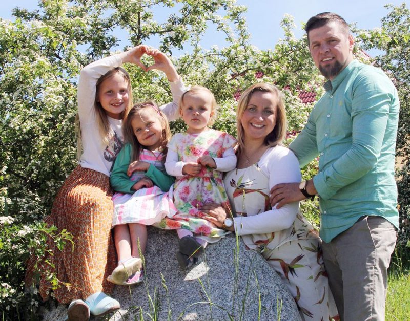 Liene un Māris Vekļuki ar savām trejmeitiņām: Betiju (9 gadi), Emīliju (3 gadi) un Rebeku (1 gads).
