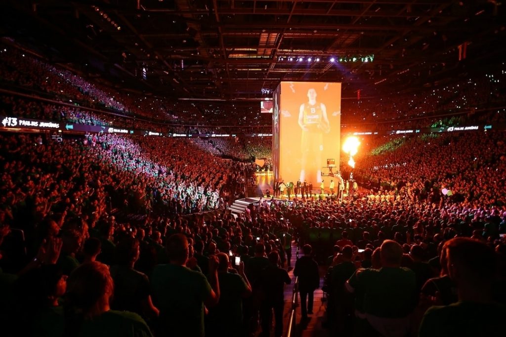 15517 “Žalgira” līdzjutēji Kauņā gādāja par fantastisku basketbola atmosfēru.