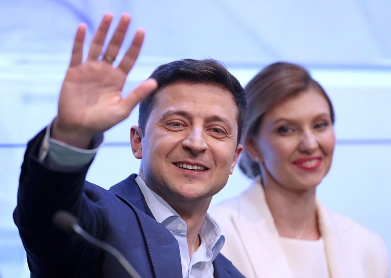 Ukrainas prezidenta vēlēšanu uzvarētājs Volodimirs Zeļenskis ar sievu Olenu pateicas saviem atbalstītājiem.