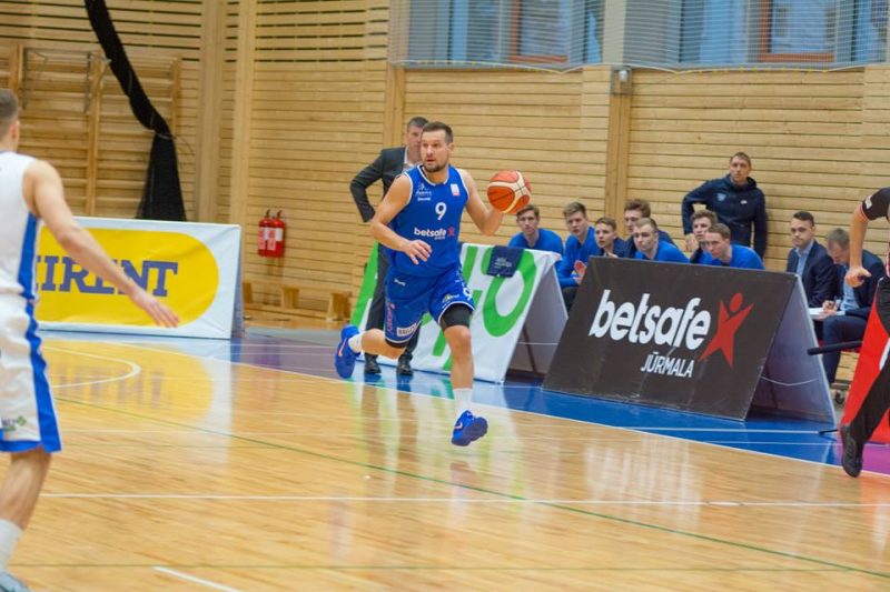 Edgars Jeromanovs (ar bumbu) un Jūrmalas basketbolisti cīnīsies LBL pusfinālā.