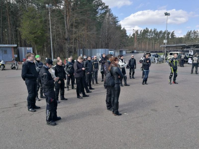 Vairāk nekā 320 motociklistu pilnveido drošas motobraukšanas iemaņas.