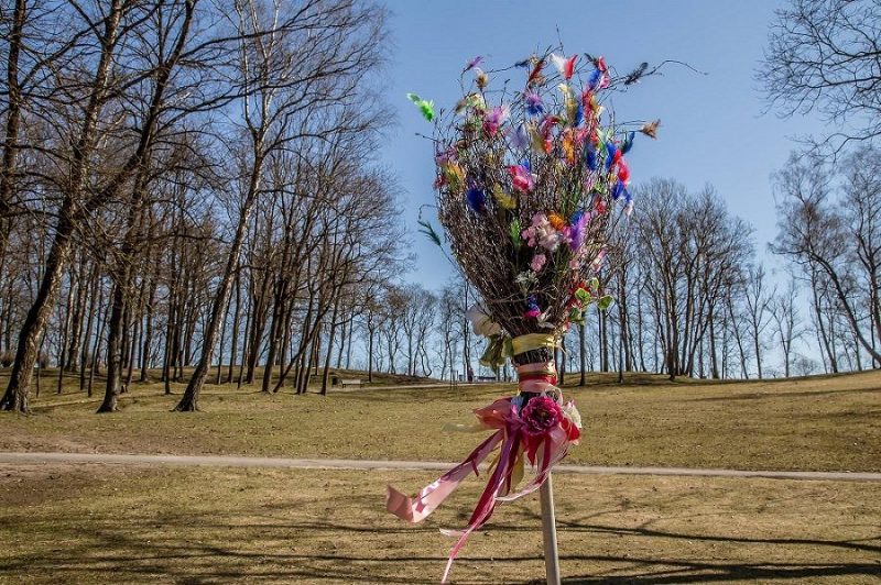 Par festivāla simbolu izvēlēta slota, kuras uzdevums – aizslaucīt šķērļus un attīrīt ceļu veselīgākai un viedākai dzīvei