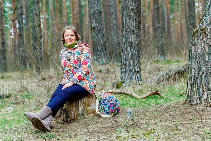 Anitra šo mugursomu iegādājusies ne košuma dēļ, bet tāpēc, ka tā ražota no pārstrādātām plastmasas pudelēm.