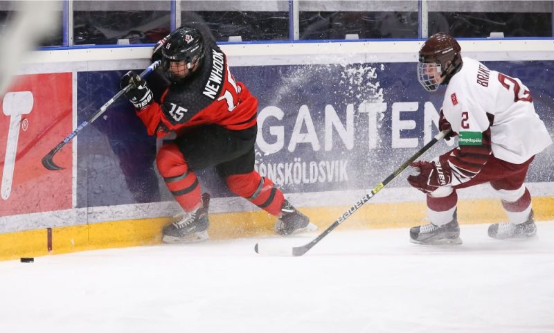 Latvijas U-18 izlases aizsargs Harijs Brants (no labās) spēlē pret Kanādu guva vārtus vairākumā.