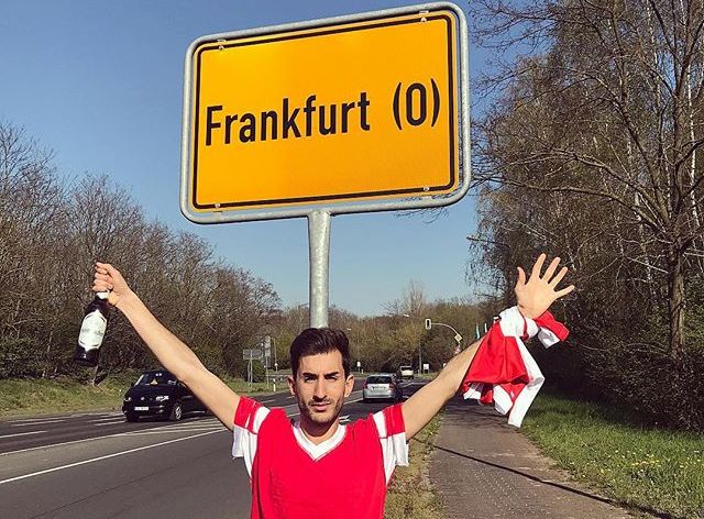 “Benfica” fans Alvaro pozē pie nepareizās Frankfurtes ceļa zīmes.