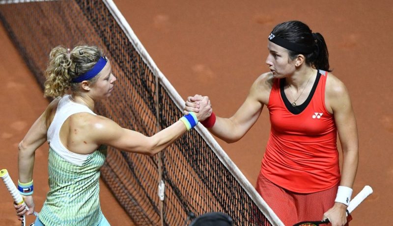 Anastasija Sevastova (no labās) un Laura Zīgemunde pēc mača.