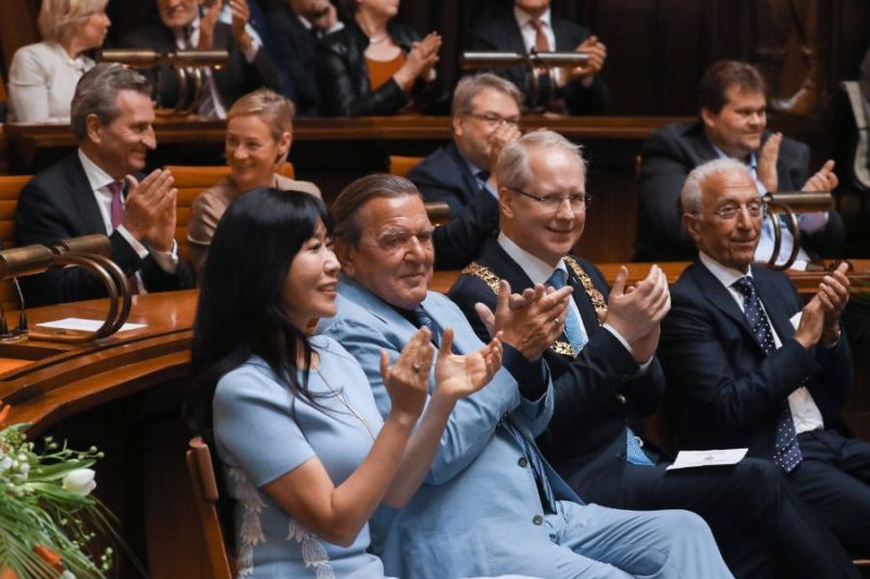 Gerhardu Šrēderu godina 75.dzimšanas dienā Hanoveres rātsnamā