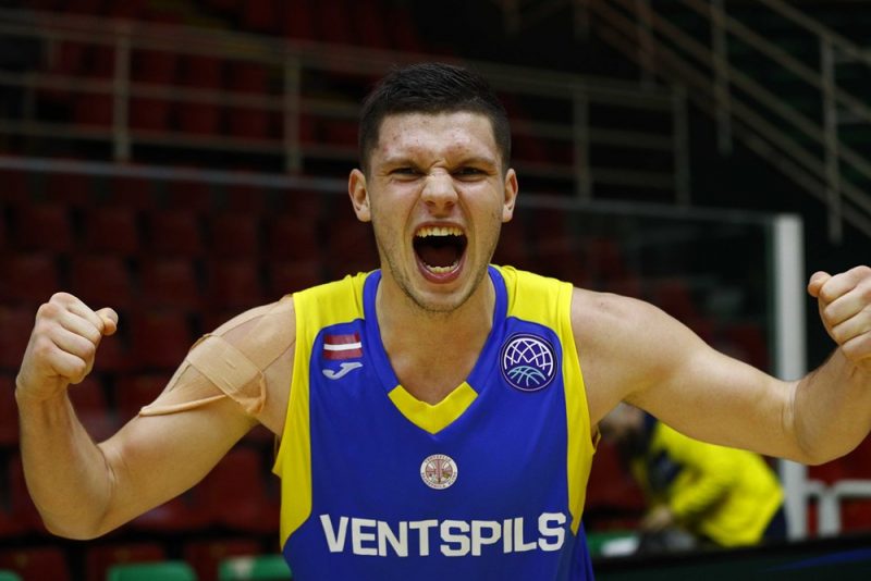 “Ventspils” basketbolists Rihards Lomažs, kurš tika atzīts par finālturnīra vērtīgāko spēlētāju, emocionāls pēc izcīnītā titula.