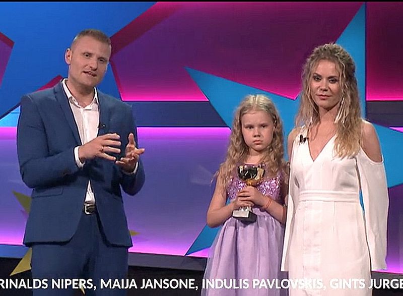 Renāra Zeltiņa vadītais šovs ir maigi labdabīgs un draudzīgs, un arī krietni garlaicīgs, bet šaurā slavenību lokā varētu likties viegli jautrs un mīlīgs.