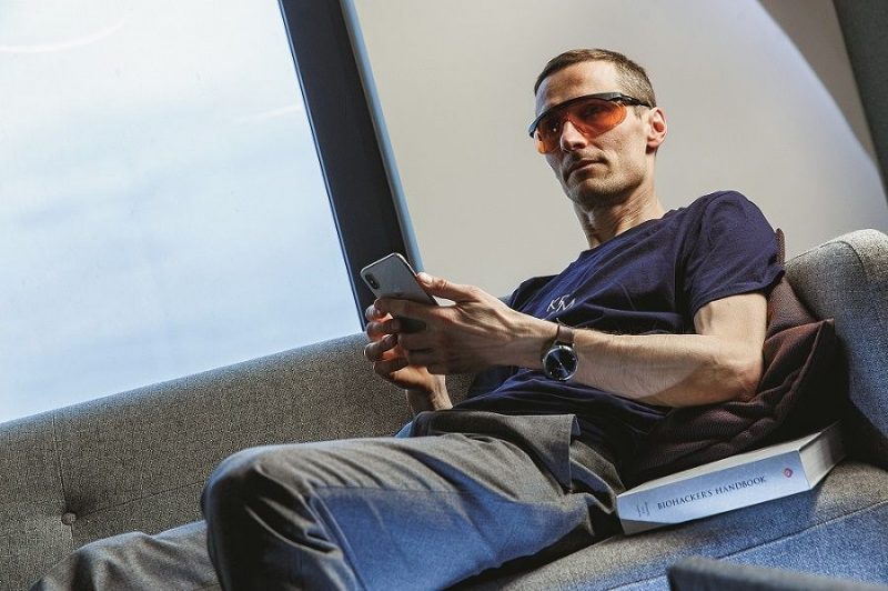 “Dzeltenās brilles lietoju, ja vakarā tomēr gribu lūkoties telefonā vai datorā. Tās pasargā, bloķē zilo gaismas spektru, citādi smadzenes nevar izstrādāt melatonīnu, tātad grūtāk iemigt, un miegs nav kvalitatīvs.”