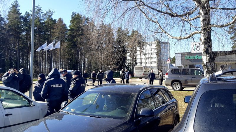 Valsts policijas darbinieki pie “Olainfarm” ražošanas ēkas, kurā notiek uzņēmuma valdes sākotnēji atceltā akcionāru ārkārtas sapulce.