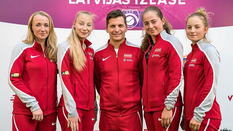 Latvijas komanda mačam pret Vācijas tenisistēm. No kreisās – Diāna Marcinkēviča, Patrīcija Špaka, komandas kapteinis Adrians Žguns, Aļona Ostapenko un Daniela Vismane.