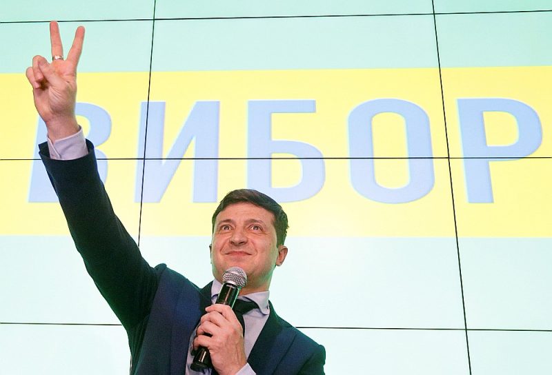 Jaunienācējs politikā 41 gadu vecais Volodimirs Zeļenskis savā kampaņā neuzstājās masu mītiņos, bet plaši izmantoja sociālos tīklus gados jaunu vēlētāju uzrunāšanai.