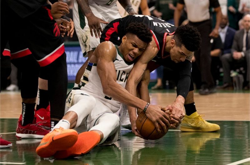 Milvoki “Bucks” līderis Jannis Adetokunbo cīnās par bumbu ar “Raptors” spēlētāju Deniju Grīnu.