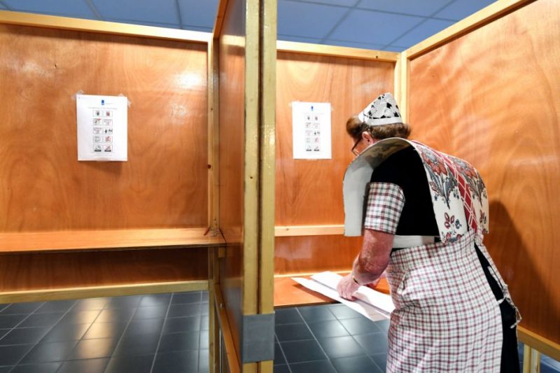 Sieviete tautas tērpā balsi EP vēlēšanās Nīderlandē.